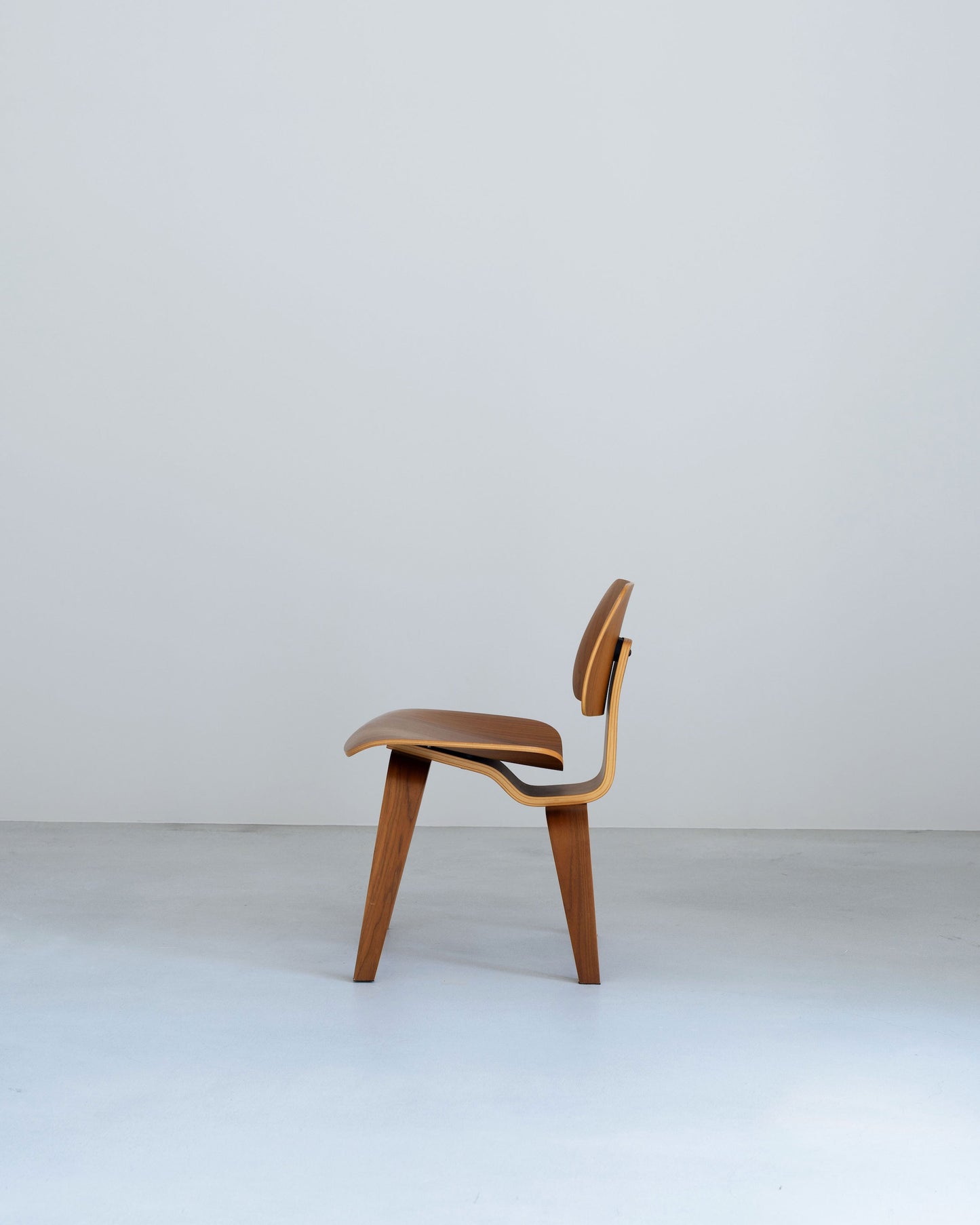 Charles & Ray Eames  plywood dining chair